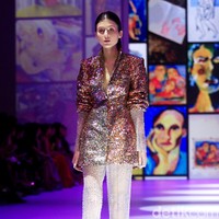 Inilah koleksi desainer Yogie Pratama di Jakarta Fashion Week 2023. Yogie menampilkan busana yang disebutnya multicolor yang berbeda dari sebelumnya di mana dia lebih sering menggunakan warna monokrom.  Foto: Mohammad Abduh/Detikcom.