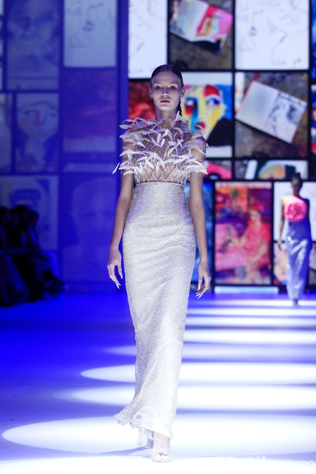 Inilah koleksi desainer Yogie Pratama di Jakarta Fashion Week 2023. Yogie menampilkan busana yang disebutnya multicolor yang berbeda dari sebelumnya di mana dia lebih sering menggunakan warna monokrom. Foto: Mohammad Abduh/Detikcom.