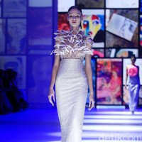 Inilah koleksi desainer Yogie Pratama di Jakarta Fashion Week 2023. Yogie menampilkan busana yang disebutnya multicolor yang berbeda dari sebelumnya di mana dia lebih sering menggunakan warna monokrom. Foto: Mohammad Abduh/Detikcom.