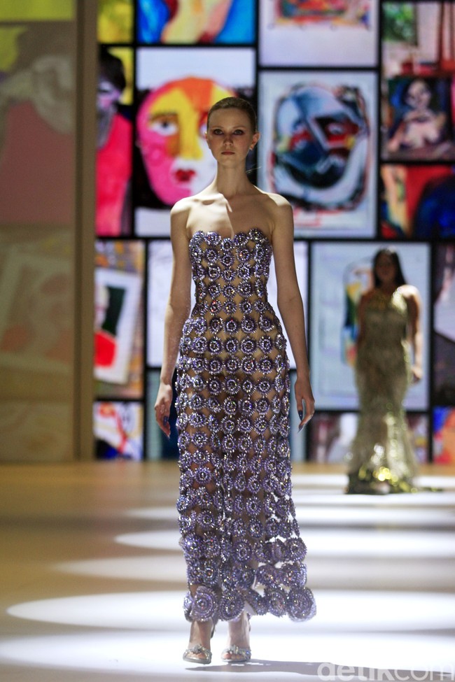 Inilah koleksi desainer Yogie Pratama di Jakarta Fashion Week 2023. Yogie menampilkan busana yang disebutnya multicolor yang berbeda dari sebelumnya di mana dia lebih sering menggunakan warna monokrom.  Foto: Mohammad Abduh/Detikcom.