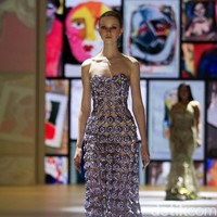 Inilah koleksi desainer Yogie Pratama di Jakarta Fashion Week 2023. Yogie menampilkan busana yang disebutnya multicolor yang berbeda dari sebelumnya di mana dia lebih sering menggunakan warna monokrom.  Foto: Mohammad Abduh/Detikcom.