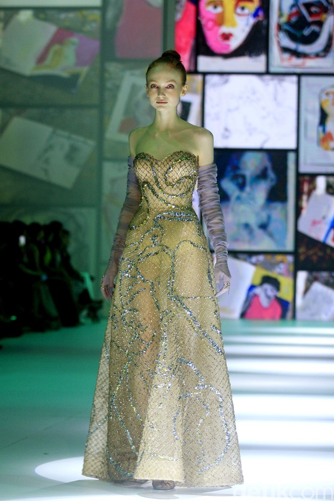 Inilah koleksi desainer Yogie Pratama di Jakarta Fashion Week 2023. Yogie menampilkan busana yang disebutnya multicolor yang berbeda dari sebelumnya di mana dia lebih sering menggunakan warna monokrom. Foto: Mohammad Abduh/Detikcom.
