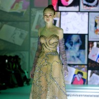 Inilah koleksi desainer Yogie Pratama di Jakarta Fashion Week 2023. Yogie menampilkan busana yang disebutnya multicolor yang berbeda dari sebelumnya di mana dia lebih sering menggunakan warna monokrom. Foto: Mohammad Abduh/Detikcom.