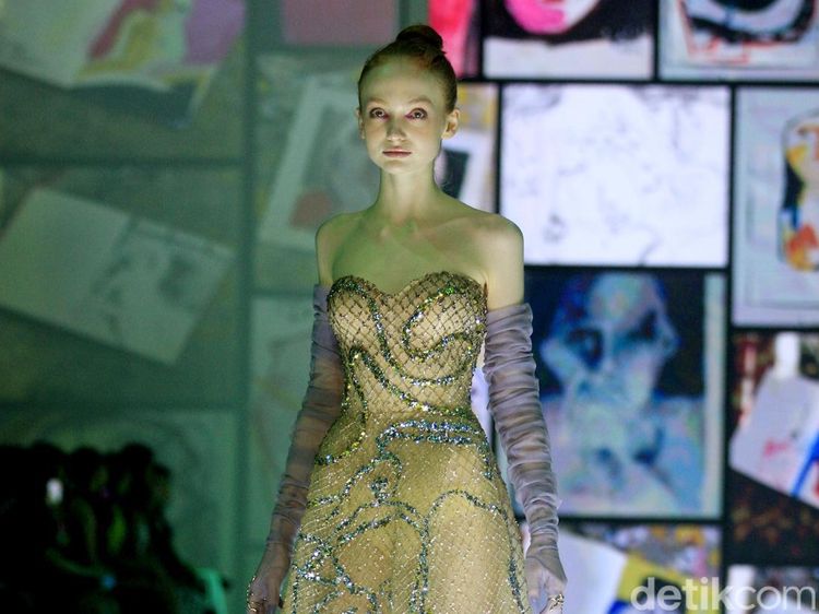 10 Koleksi Busana Yogie Pratama di Jakarta Fashion Week 2023, Multicolor