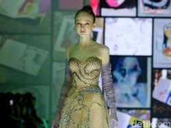 10 Koleksi Busana Yogie Pratama di Jakarta Fashion Week 2023, Multicolor