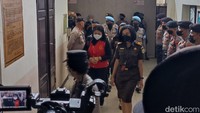 Putri Candrawathi saat baru tiba di PN Jakarta Selatan. Istri Ferdy Sambo itu untuk pertama kalinya akan bertemu keluarga almarhum Yosua. (Wildan Noviansah/detikcom)