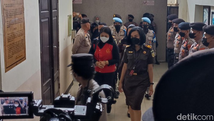 Sambo Putri Tiba Di Pn Jaksel Akan Bertemu Keluarga Yosua Di Sidang