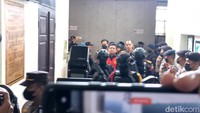 Ferdy Sambo tiba di PN Jaksel dengan memakai baju tahanan. Eks Kadiv Propam Polri itu terlihat dikawal oleh polisi. (Wildan Noviansah/detikcom)