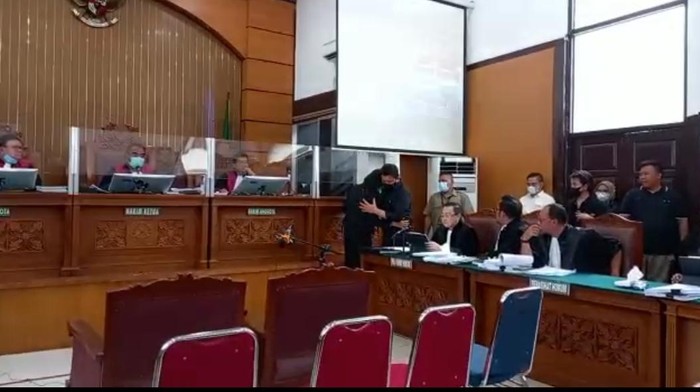Ferdy Sambo peluk Putri di ruang sidang (Wilda-detikcom) Ferdy Sambo peluk Putri di ruang sidang (Wilda-detikcom)