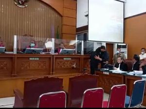 Momen Pelukan Ferdy Sambo-Putri Candrawathi di Ruang Sidang