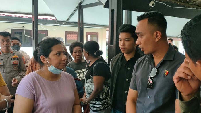 Putri Filep Karma, Audri Karma (kiri).