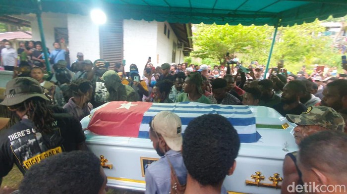 Peti jenazah Filep Karma saat diarak simpatisannya ke rumah duka.