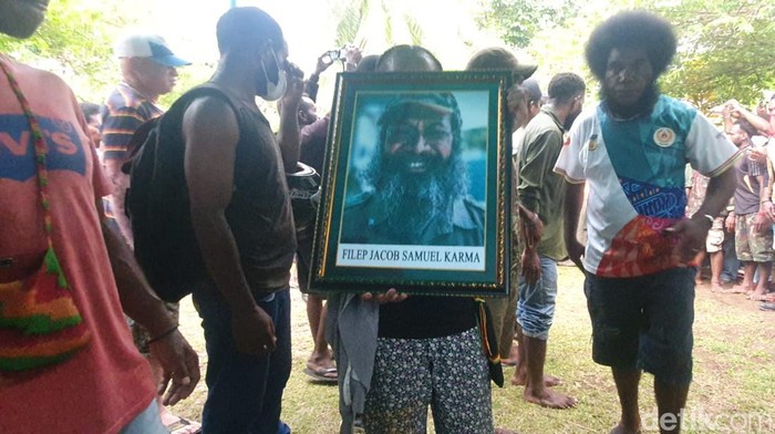 Foto Filep Karma saat diarak simpatisannya ke rumah duka.