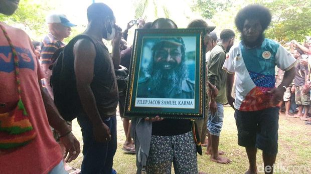 Foto Filep Karma saat diarak simpatisannya ke rumah duka.