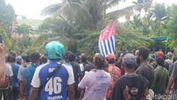 Terlihat simpatisan membawa Bendera Bintang Kejora di lokasi. Simpatisan juga menyanyikan lagu tentang perjuangan Papua. Foto: Jonh Roy Purba/detikcom