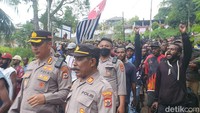 Tampak Kapolresta Jayapura Kombes Victor Macbon ikut memantau proses arak-arakan peti jenazah Filep Karma menuju ke rumah duka. Foto: Jonh Roy Purba/detikcom