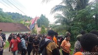 Peti jenazah Filep Karma saat diarak simpatisannya ke rumah duka. Peti jenazah Filep Karma diarak sejauh 3 kilometer dengan dikawal ketat aparat Brimob bersenjata. Foto: Jonh Roy Purba/detikcom