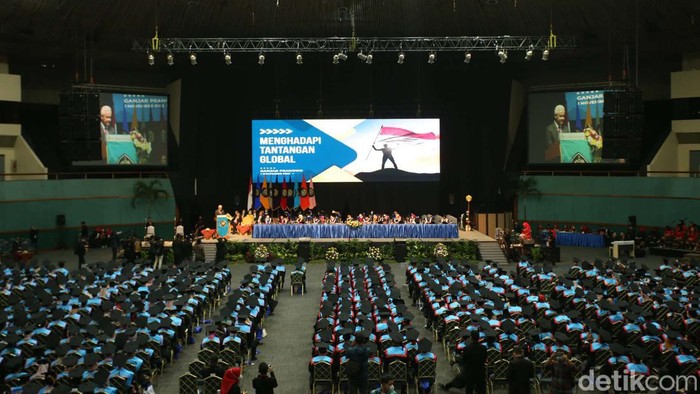 Gubernur Jateng Ganjar Pranowo memberikan orasi ilmiah di wisuda semester genap Universitas Pancasila. Ganjar membawakan tema 'Menghadapi Tantangan Global'.