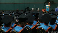 Ganjar lantas mengatakan selamat datang di dunia yang sulit, jangan pernah jadi biasa-biasa saja, jadilah yang luar biasa kepada para wisudawan.