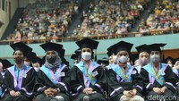 Para wisudawan Universitas Pancasila mendengarkan orasi Ganjar.
