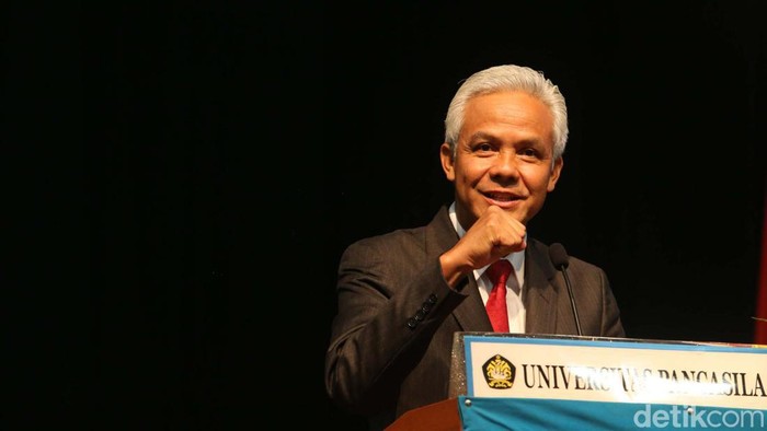 Ganjar Pranowo Beri Orasi Ilmiah di Wisuda Universitas Pancasila Gubernur Jateng Ganjar Pranowo memberikan orasi ilmiah di wisuda semester genap Universitas Pancasila. Ganjar membawakan tema 'Menghadapi Tantangan Global'.