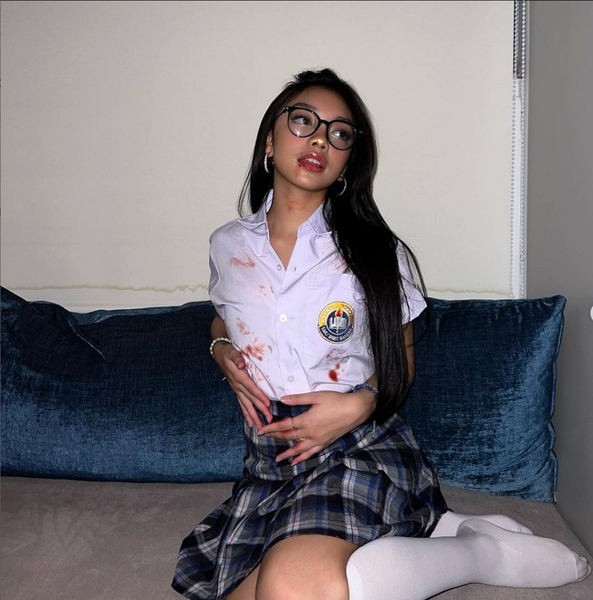 Naura Ayu bergaya anak sekolahan di perayaan Halloween. Untuk memberi kesan horror, penyanyi remaja ini memercikkan cat merah di seragam sekolahnya, seolah seperti darah. Foto: Instagram