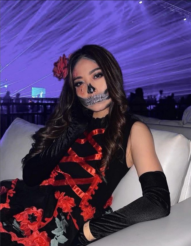 Natasha Wilona nyaris tak dikenali dengan makeup bergambar tengkorak. Ia melengkapi penampilan dengan memakai bunga mawar di rambut serta sarung tangan. Foto: Instagram