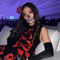 Natasha Wilona nyaris tak dikenali dengan makeup bergambar tengkorak. Ia melengkapi penampilan dengan memakai bunga mawar di rambut serta sarung tangan. Foto: Instagram