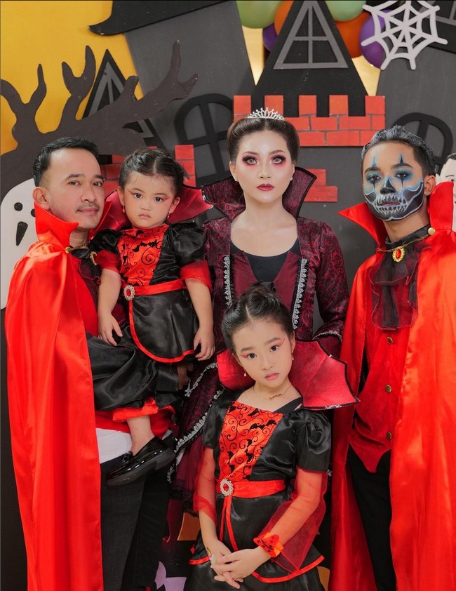 Vampir jadi tema kostum Halloween keluarga Ruben Onsu. Sarwendah jadi ibu vampir dengan dandanan seram pada area mata, begitu pula Betrand Peto yang melukisi wajahnya dengan gambar tengkorak. Foto: Instagram