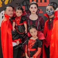 Vampir jadi tema kostum Halloween keluarga Ruben Onsu. Sarwendah jadi ibu vampir dengan dandanan seram pada area mata, begitu pula Betrand Peto yang melukisi wajahnya dengan gambar tengkorak. Foto: Instagram