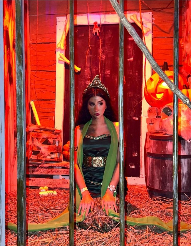 Lucinta Luna jadi titisan Badarawuhi, si siluman ular. Ia mengenakan kostum penari Jawa lengkap dengan selendang dan aksesori. Wajahnya pun dirias menjadi dua karakter. Foto: Instagram