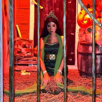 Lucinta Luna jadi titisan Badarawuhi, si siluman ular. Ia mengenakan kostum penari Jawa lengkap dengan selendang dan aksesori. Wajahnya pun dirias menjadi dua karakter. Foto: Instagram