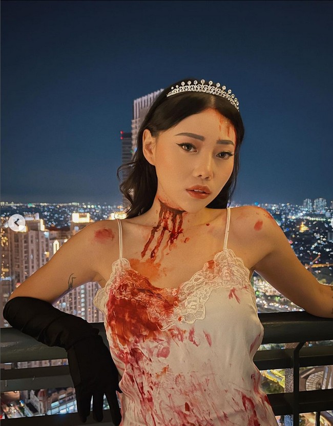 Wendy Walters tampil sebagai karakter horror legendaris, Carrie. Untuk memberi kesan seram, selebgram ini tampil dengan leher yang tampak tersayat serta darah merah mengucur, menodai gaun malam berwarna putih yang dikenakannya. Foto: Dok. Instagram