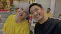 Reza juga dekat dengan Irma Hutabarat, sosok jurnalis sekaligus aktivis yang mengawal kasus Brigadir J. Ini momen mereka saat hangout bersama di tempat makan.
