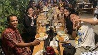 Dalam foto ini tampak Reza tengah bersantap bersama keluarganya. Di sana juga ada Vera Simanjuntak, kekasih mendiang Brigadir J. 