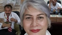 Hari ini (1/11) Reza tampak dalam jepretan kamera Irma Hutabarat. Ia dan pengacara Kamaruddin sedang makan siang di ruang tunggu pengadilan negeri Jakarta Selatan. Foto: Instagram irmahutabaratofficial