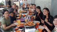 Keluarga Simanjuntak memang sangat kompak. Mereka, termasuk Reza, sering habiskan waktu untuk makan bersama. Foto:  Instagram rosti_simanjuntak 