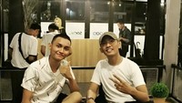 Layaknya milenial lain, sesekali Reza juga nongkrong di kafe bareng teman. Kira-kira merekak ada di mana ya?