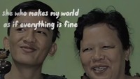 Foto ini membuktikan kedekatan Reza dengan sang ibu. Saat ulang tahun, mereka foto bersama kue blackforest.
