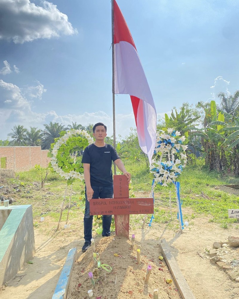 Gaya Keren Adik Brigadir J, Reza Hutabarat Saat Kulineran