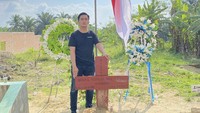 Reza Hutabarat begitu terpukul atas kematian kakaknya, Brigadir J. Di foto ini terlihat ia sedang mengunjungi makam sang kakak. I love you, tulisnya di keterangan foto.