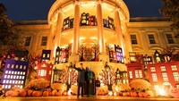 Presiden Joe Biden dan ibu negara Jill Biden melambai setelah memberikan suguhan untuk trick-or-treaters di South Lawn Gedung Putih, Washington, Amerika Serikat, Senin (31/10/2022) waktu setempat.  