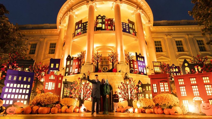 Gedung Putih AS Bersinar Saat Rayakan Halloween President Joe Biden and first lady Jill Biden wave after giving treats to trick-or-treaters on the South Lawn of the White House, on Halloween, Monday, Oct. 31, 2022, in Washington. (AP Photo/Alex Brandon)
