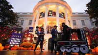 Acara tahunan ini menjadi yang paling ditunggu anak-anak di Amerika Serikat saat perayaan Halloween karena bisa bertemu presiden dan ibu negara.  