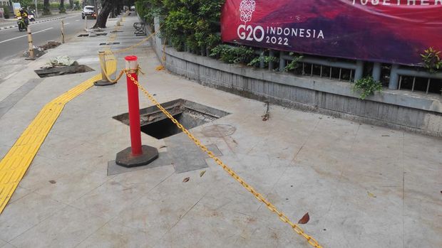 Gorong-gorong di trotoar Jl Trunojoyo, Jakarta Selatan belum ditutup.