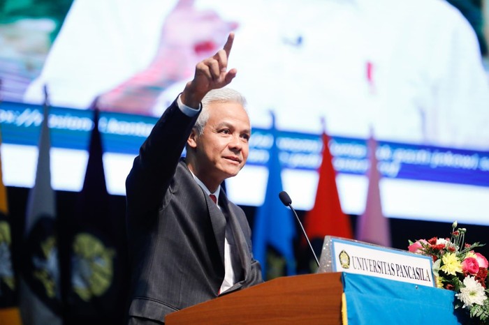 Gubernur Jawa Tengah Ganjar Pranowo, berkesempatan menjadi orator dalam Orasi Ilmiah: Menghadapi Tantangan Global saat Dies Natalis ke-56 dan Wisuda Semester Genap Program D3, S1, Profesi S2 dan S3 Universitas Pancasila.