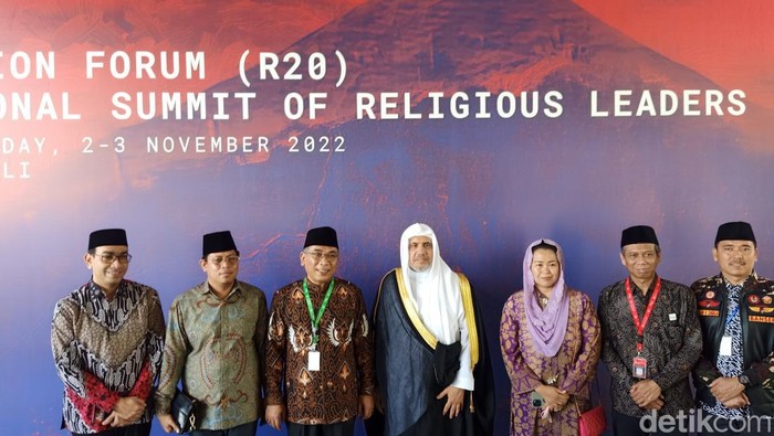 Gus Yahya bersama Sekretaris Jenderal Liga Muslim Dunia (MWL) Syekh Mohammed Al-Issa menggelar konferensi pers di Hotel Grand Hyatt, Nusa Dua, Bali.