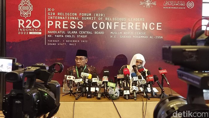 Gus Yahya bersama Sekretaris Jenderal Liga Muslim Dunia (MWL) Syekh Mohammed Al-Issa menggelar konferensi pers di Hotel Grand Hyatt, Nusa Dua, Bali.