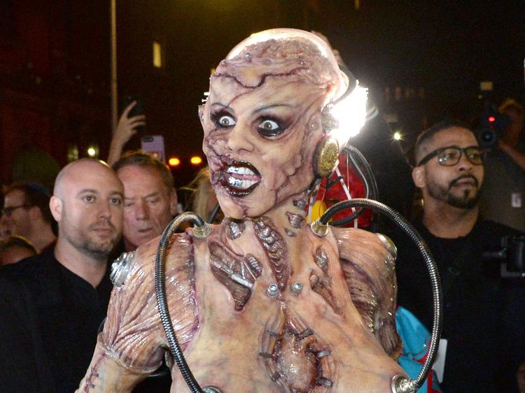 Heidi Klum Sang Ratu Pesta Halloween, dari Dewa Hingga Iblis