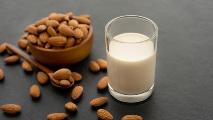 10 Manfaat Susu Almond, Kandungan, dan Waktu Terbaik Mengonsumsinya
